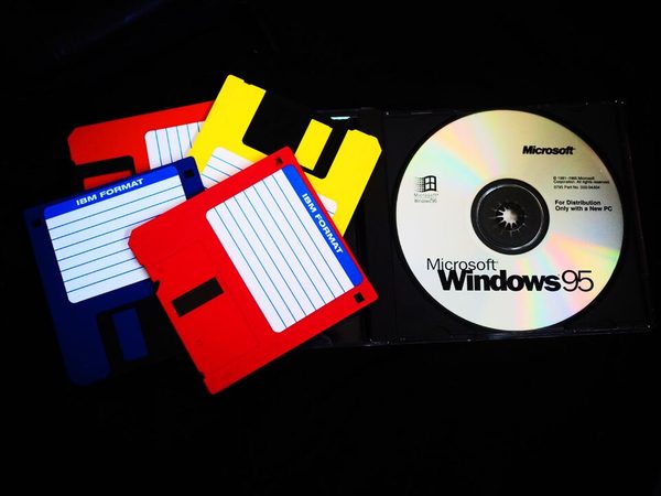Windows 95 launches worldwide with midnight store openings