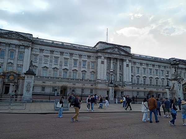 Buckingham Palace opens to the public to pay for Windsor repairs