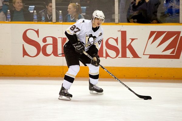 Sidney Crosby scores the overtime "Golden Goal" to beat the US for hockey gold (Feb 28, 2010)