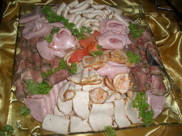 Listeriosis outbreak linked to Maple Leaf Foods cold cuts kills over 20 Canadians (Aug 2008)