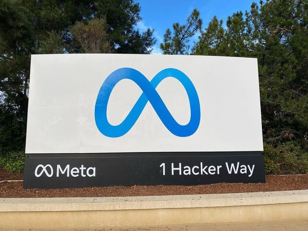 the metaverse (Facebook becomes Meta)